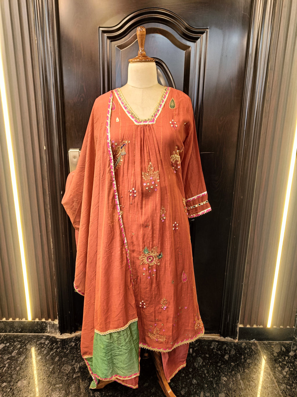 Scalping Anarkali Set