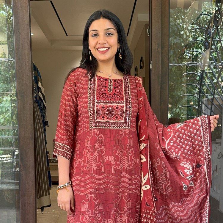 CRIMSON MUSLIN SUIT SET Main image