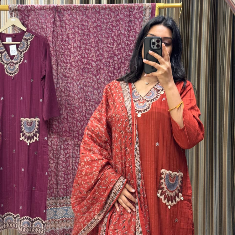 EMBROIDERY SUIT SET Main image