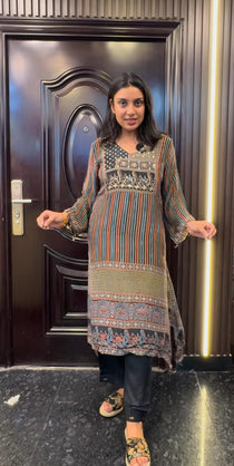 STRIPES CREPE KURTA PANT SET