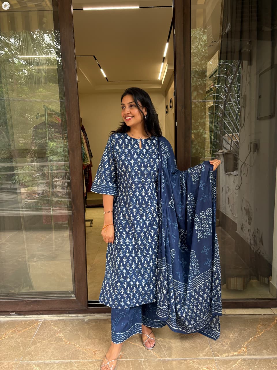 INDIGO SUIT SET Secondary image