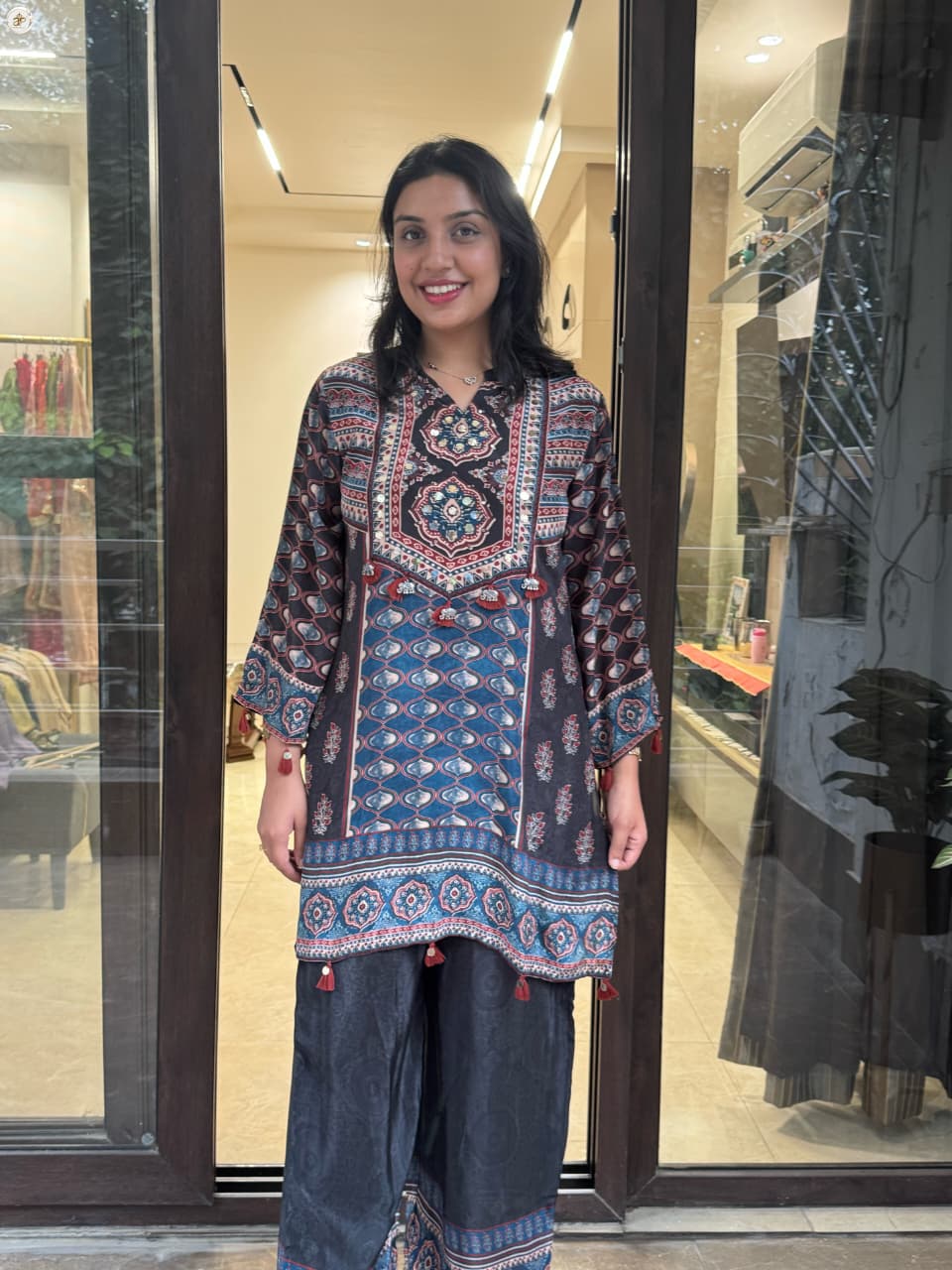 AJRAKH CREPE SUIT SET Secondary image