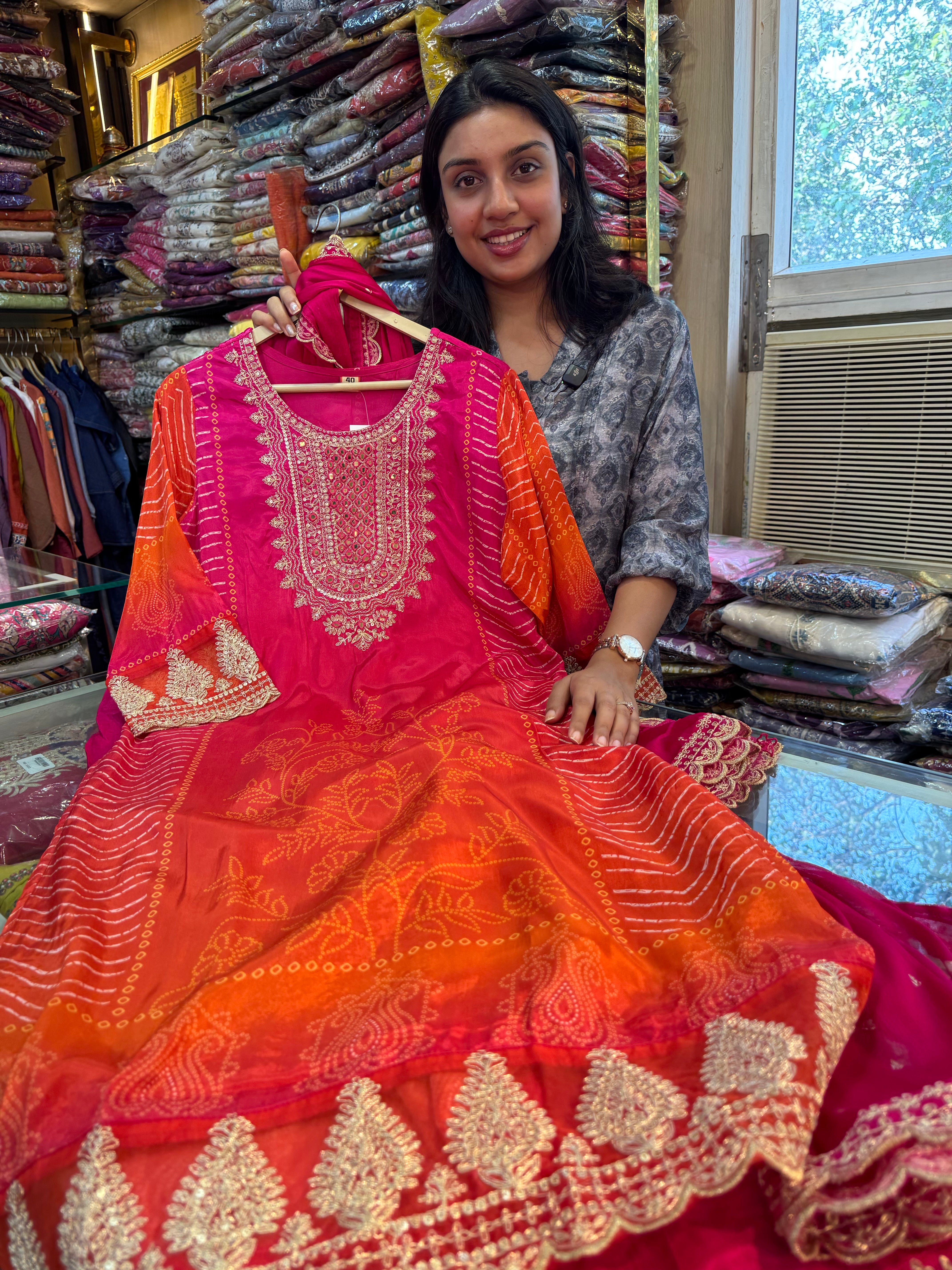 BANDNI ZARI SUIT SET Secondary image